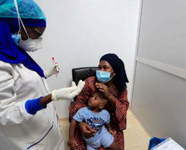 Una trabajadora sanitaria se dispone a realizar una prueba serológica a una mujer en Dakar, Senegal, en julio de 2020.
ZOHRA BENSEMRA (REUTERS)