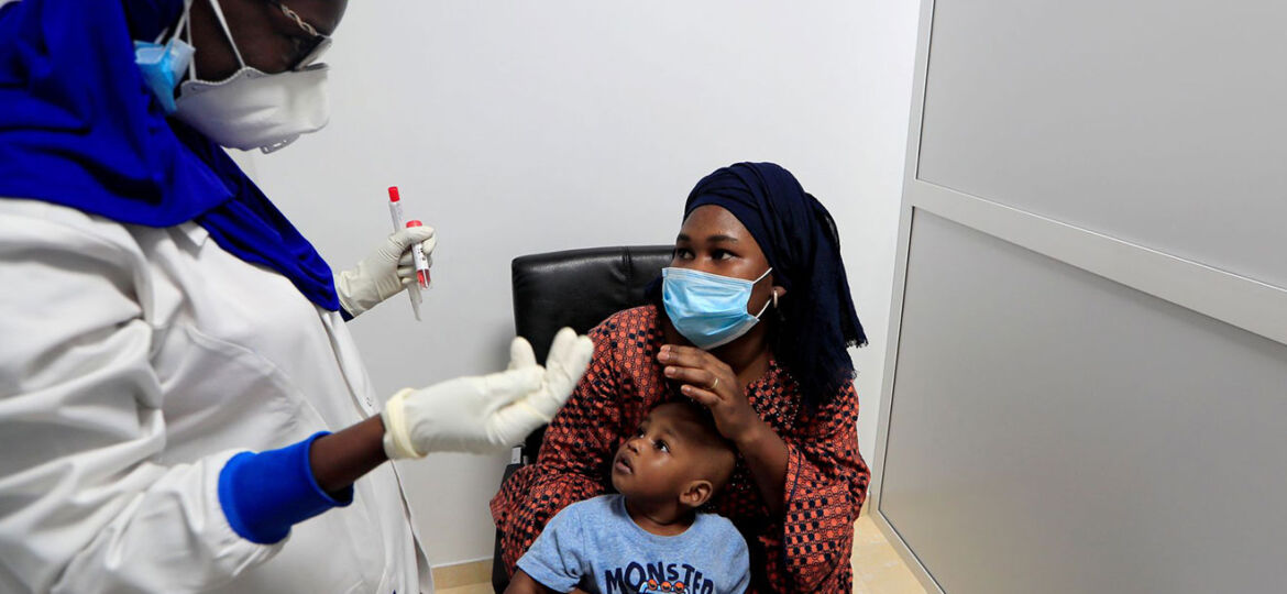 Una trabajadora sanitaria se dispone a realizar una prueba serológica a una mujer en Dakar, Senegal, en julio de 2020. ZOHRA BENSEMRA (REUTERS)